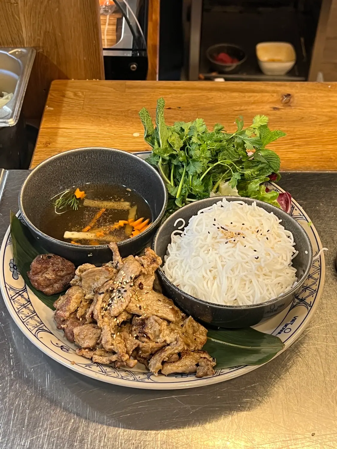 Bún chả Hà Nội: gegrilltes Schweinefleisch, Reisnudeln, Kräuter und Brühe