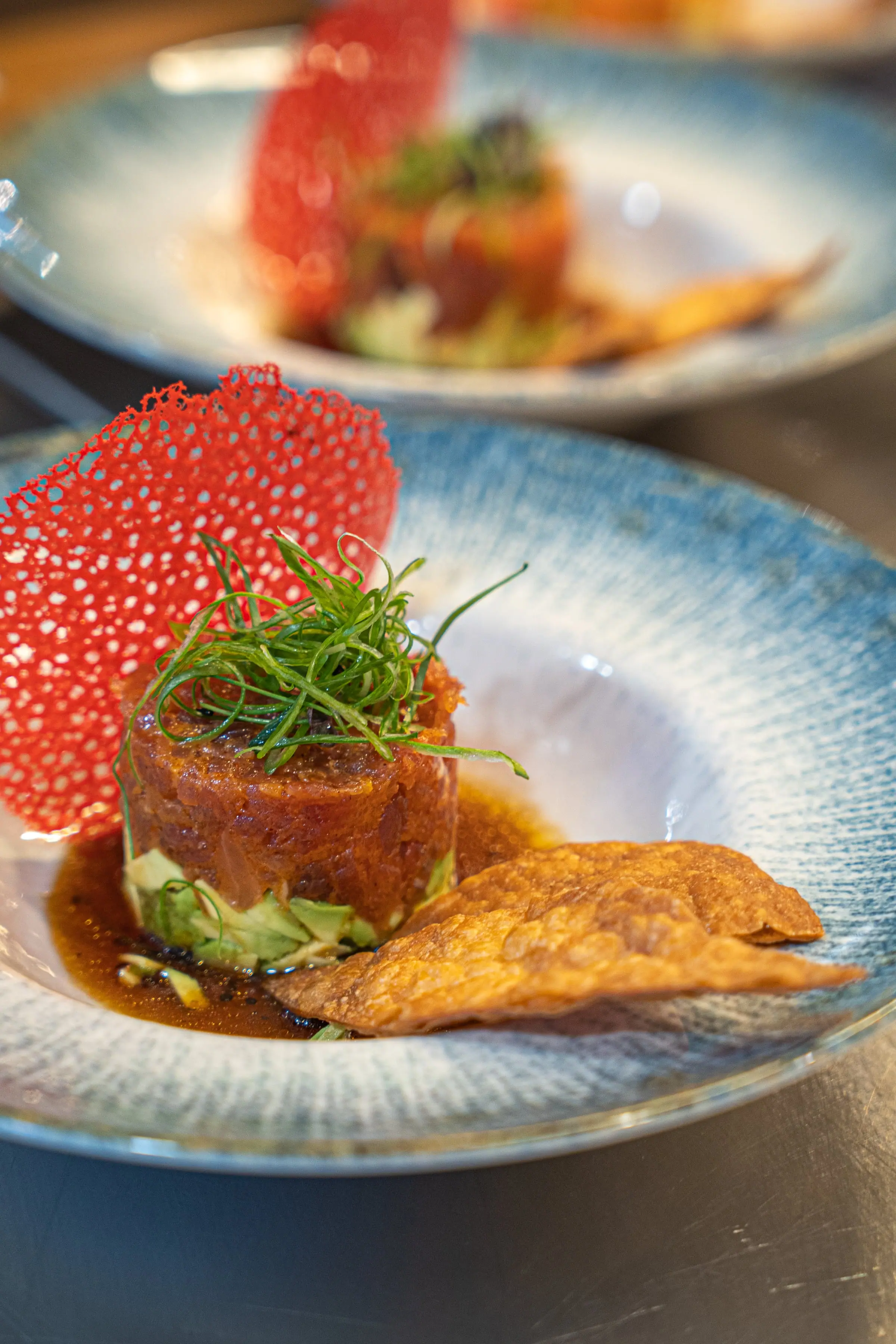 Tuna Tatar mit Avocado, Ponzu-Kräuter-Soße und Sesamcracker im VietBowl Kaiserdamm